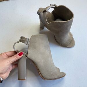 Vince Size 9.5 Light Grey Suede Leather Peep-Toe Ankle Strap Block Heel Bootie